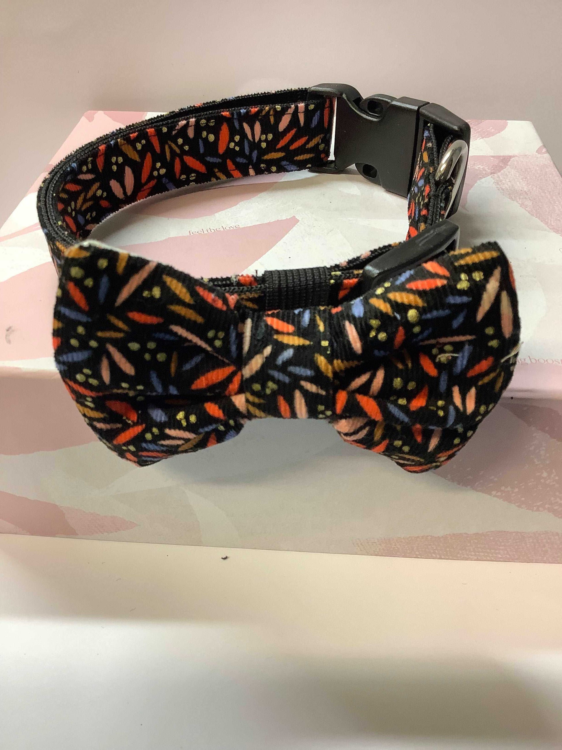 Colourfull design  dog collar and bow tie set - happy-dogs-togs