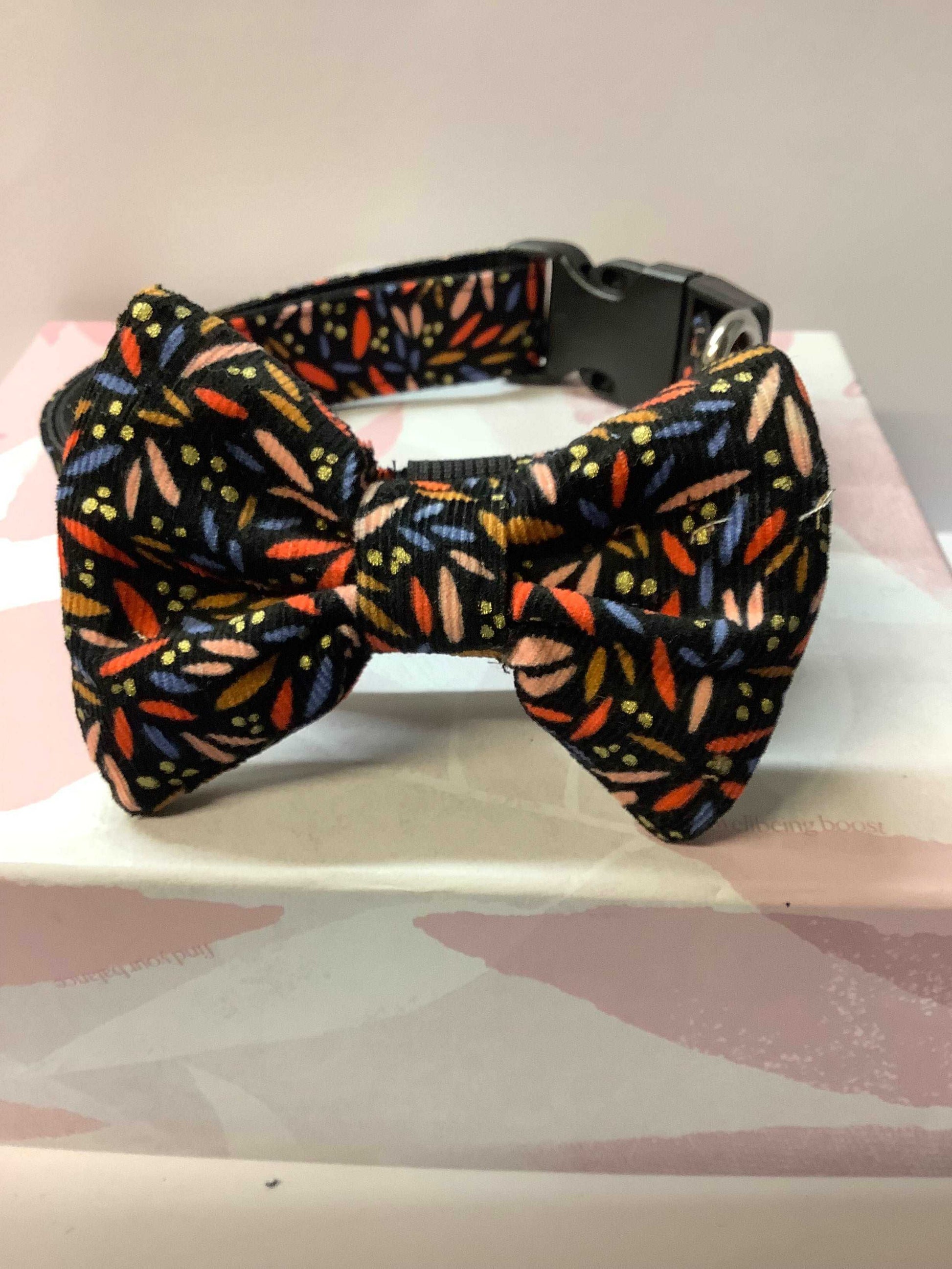 Colourfull design  dog collar and bow tie set - happy-dogs-togs